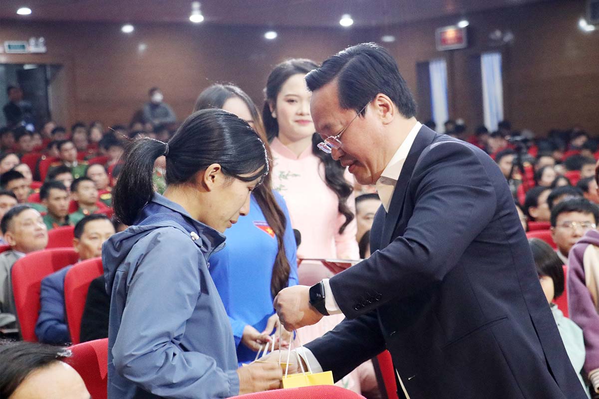 Nghe An Provincial Party Secretary Nguyen Duc Trung presents Tet gifts to the poor at the program "Love of Lam River - Spring At Ty 2025". Photo: Phan Quynh