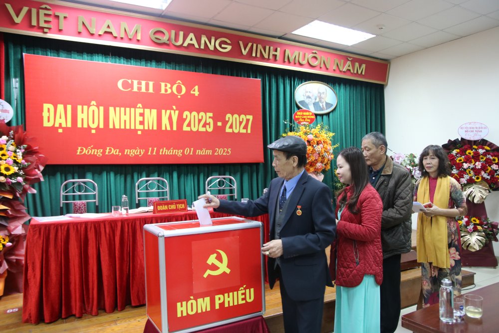 Cac dang vien bo phieu bau cap uy Chi bo khoa moi, nhiem ky 2025-2027. Anh: T.Vuong