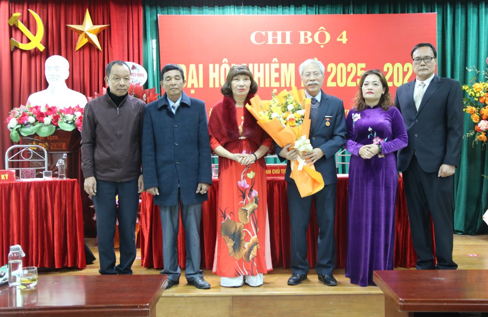 Ba Dao Thi Minh Hien tang hoa chuc mung Ban Chi uy Chi bo Khu dan cu so 4 nhiem ky 2025-2027. Anh: T.Vuong