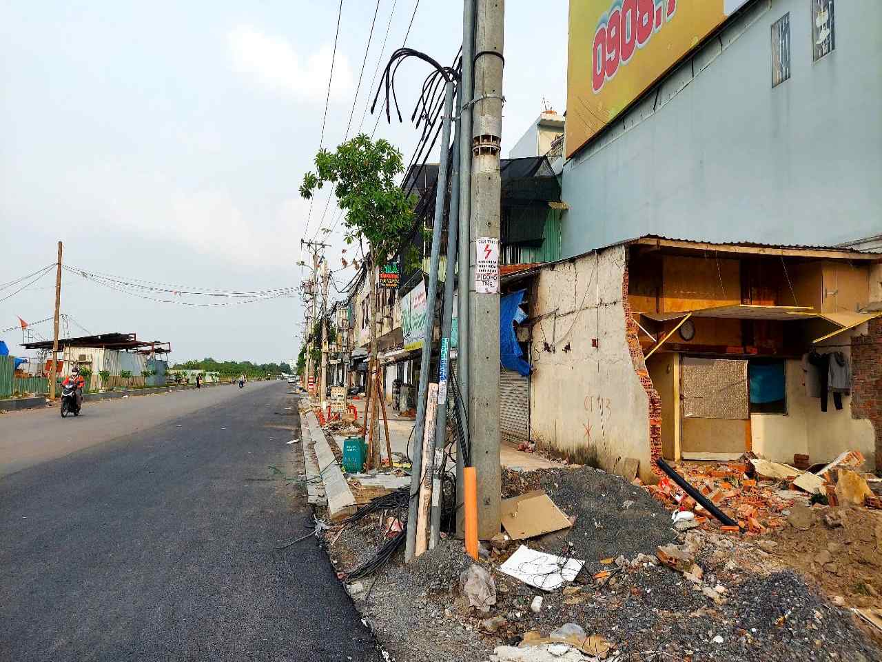 The road connecting Tran Quoc Hoan - Cong Hoa has problems with the land clearance at the section adjacent to Truong Chinh Street. Photo: Minh Quan