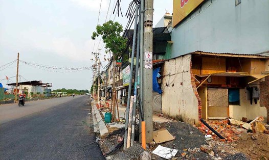 Đường nối Trần Quốc Hoàn - Cộng Hòa vướng mặt bằng đoạn giáp đường Trường Chinh.  Ảnh: Minh Quân