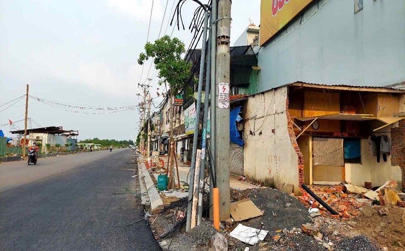 The road connecting Tran Quoc Hoan - Cong Hoa has problems with the land clearance at the section adjacent to Truong Chinh Street. Photo: Minh Quan