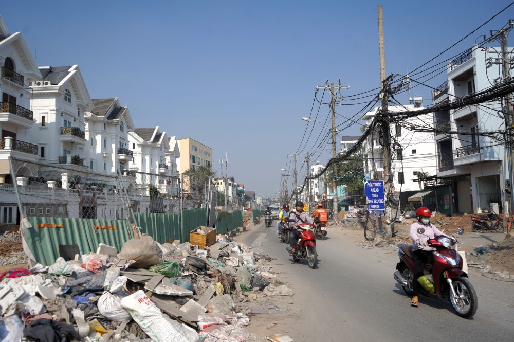 Nhieu tru dien van an ngu giua duong Duong Quang Ham (Go Vap, TPHCM). Ảnh: Anh Tu