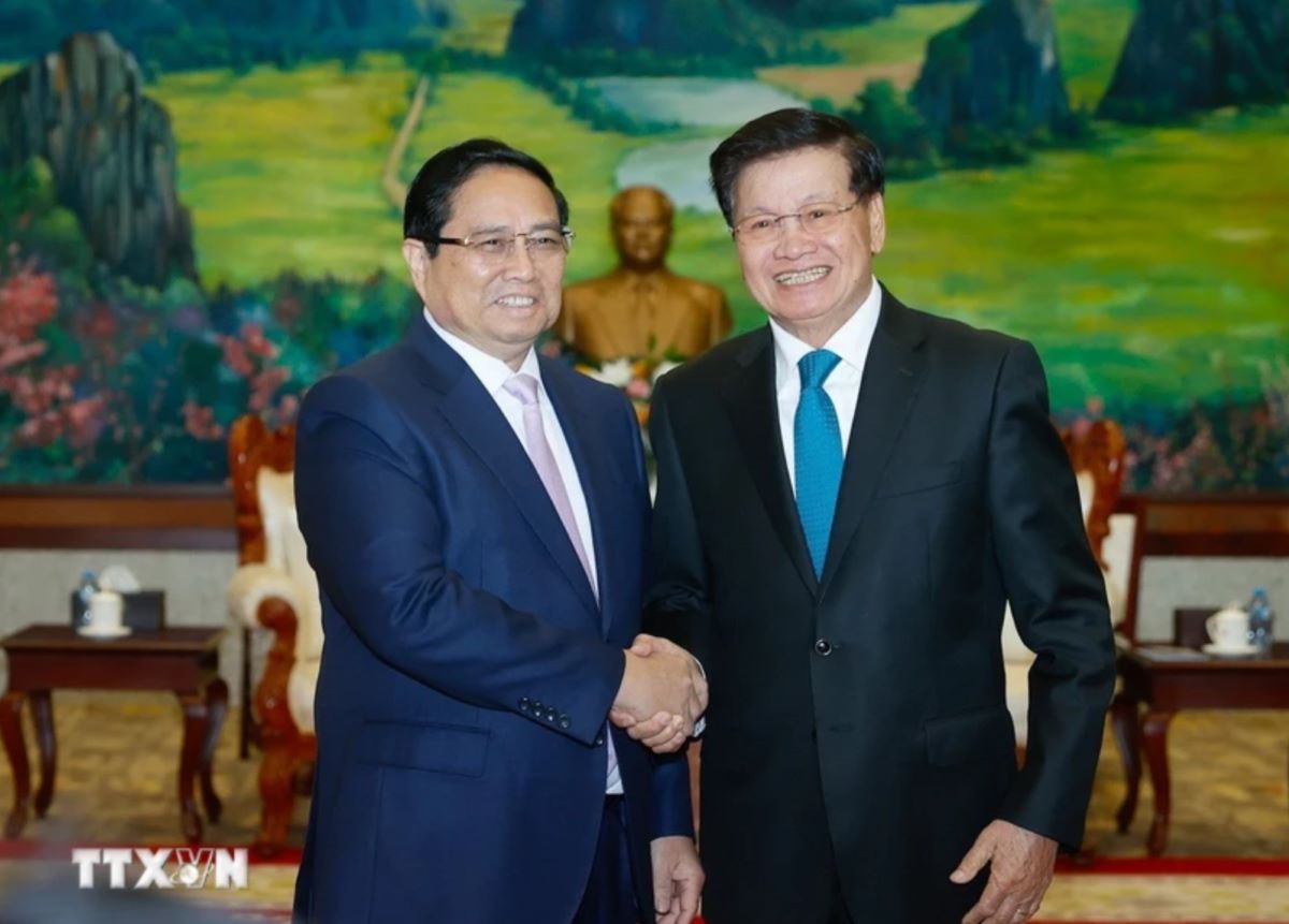 Prime Minister Pham Minh Chinh meets with Lao General Secretary and President Thongloun Sisoulith. Photo: VNA