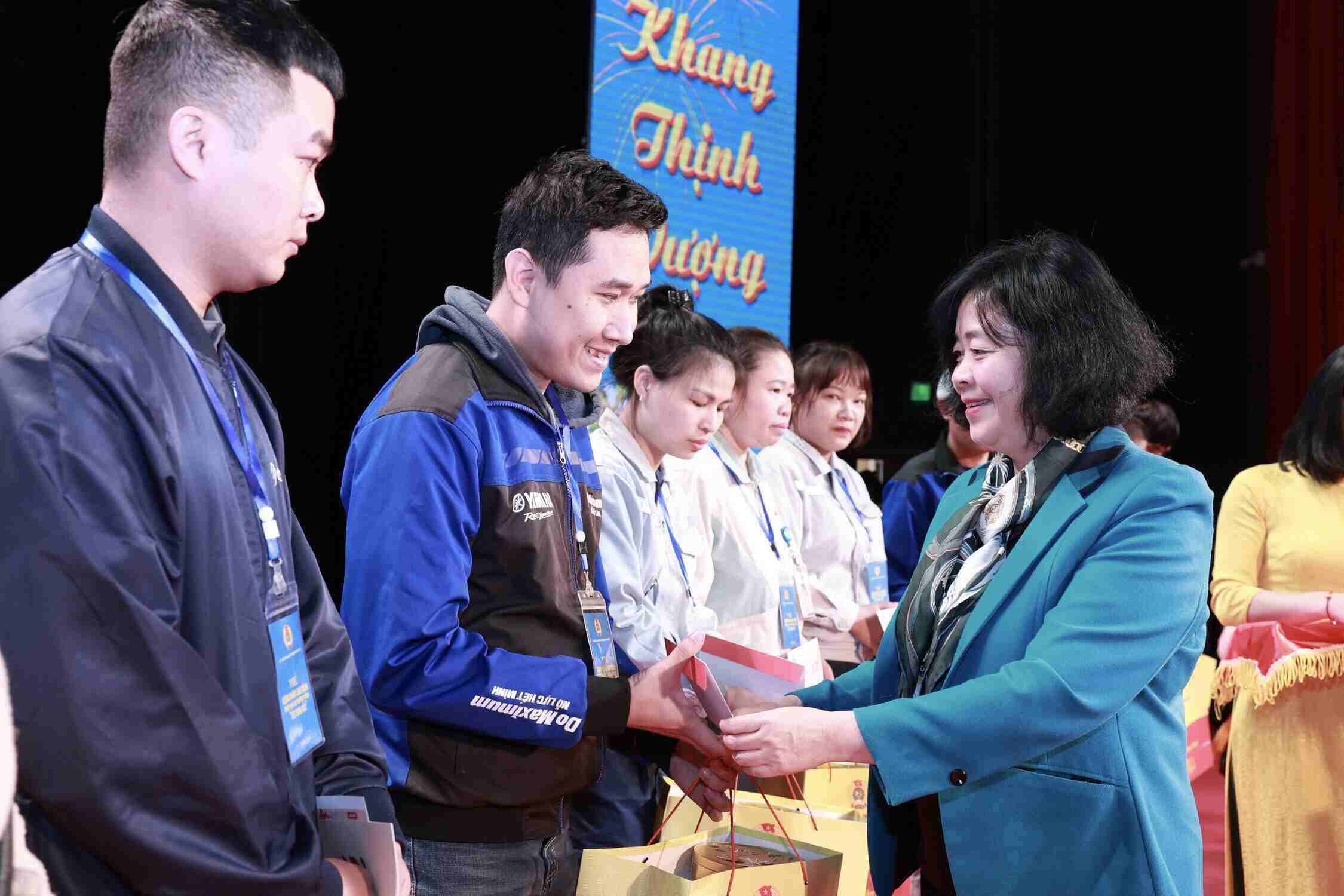 Ms. Bui Thi Minh Hoai - Politburo member, Secretary of the Hanoi Party Committee, presented Tet support to union members and workers at "Tet Sum Vay - Xuan An Dang". Photo: Hai Nguyen