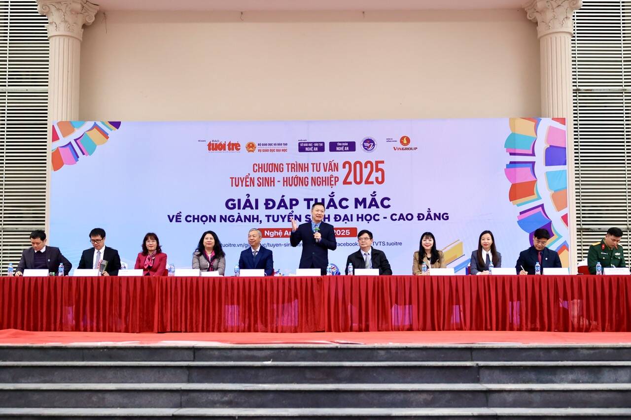 Advisory board members at the 2025 admissions and career counseling program in Nghe An. Photo: Hai Dang