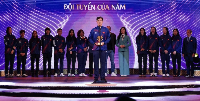 Bich Tuyen dai dien tuyen bong chuyen nu Viet Nam phat bieu khi nhan danh hieu “Doi tuyen cua nam” tai Cup Chien thang 2024. Anh: Vietcontent 