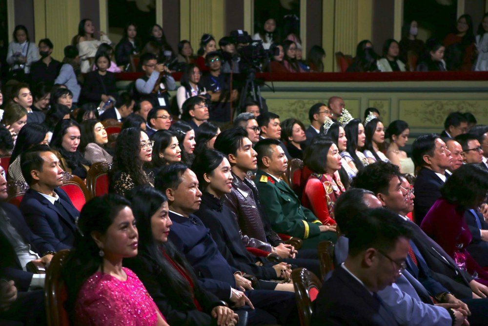 NSND Tu Long, HIEUTHUHAI va cac nghe si du buoi le o Nha hat Thanh pho Hai Phong. Anh: Gia Linh