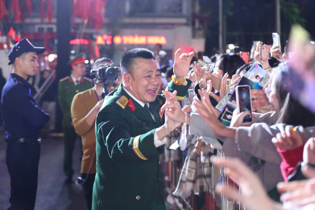 People's Artist Tu Long interacted with the audience on the evening of January 11. Photo: Tran Huan