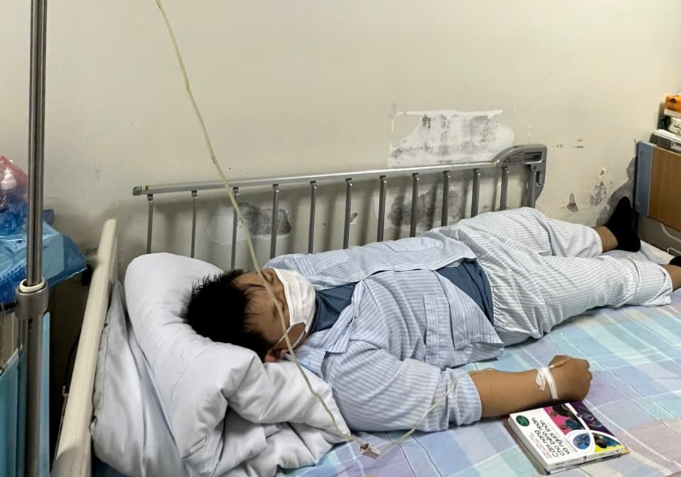 Lieutenant Tran Viet Luong (Policy Department, Political Department - Dak Lak Provincial Military Command) is being treated for a serious illness at the hospital. Photo: Bao Trung