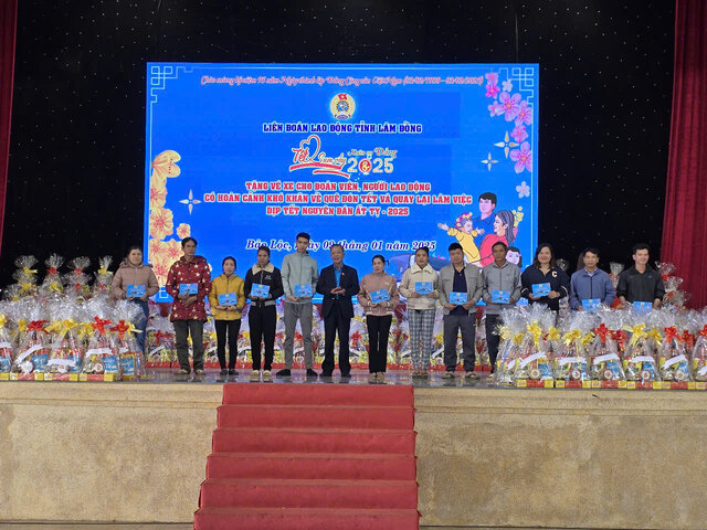 Mr. Hoang Lien - Chairman of Lam Dong Provincial Labor Federation - presented bus tickets to union members in difficult circumstances to return home to celebrate Tet At Ty. Photo: D.Ngoc