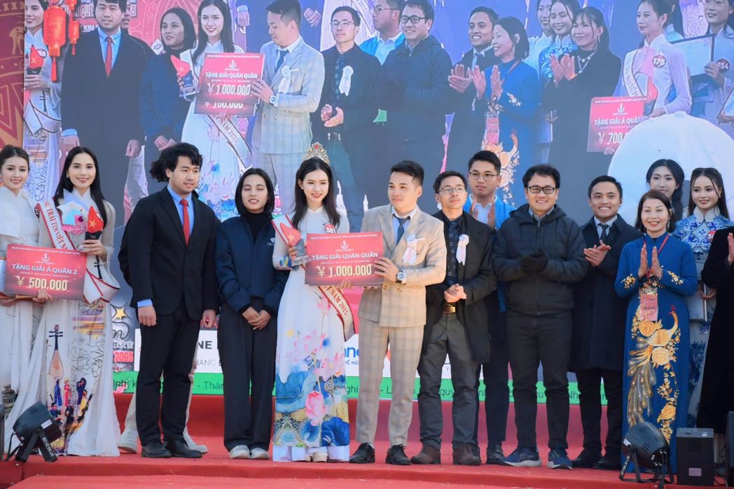 Ban to chuc trao phan thuong cho Vu Thi Diu. Anh: BTC