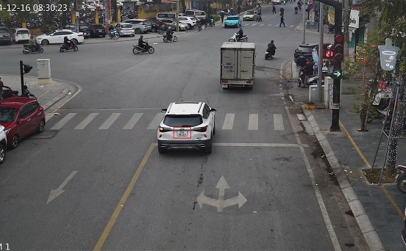 Car ran red light at Le Loi - Nguyen Van Cu intersection, Bac Giang city and was fined. Photo: Bac Giang city police