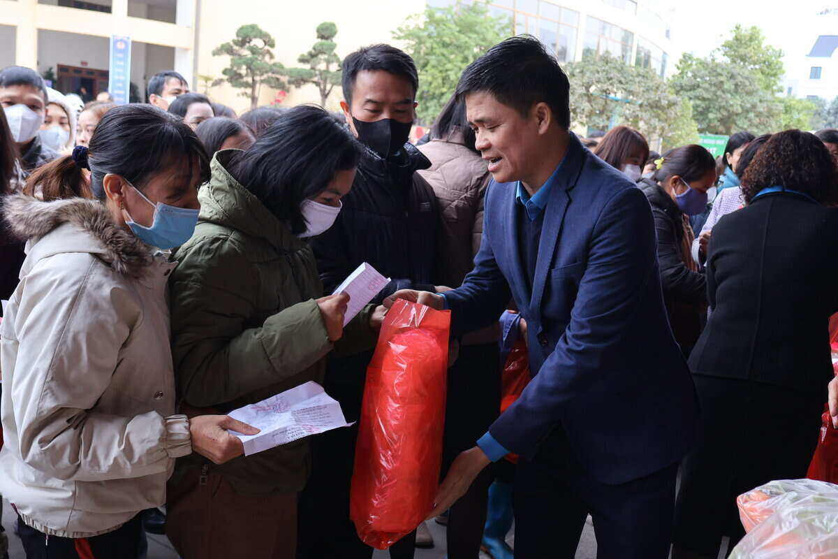 Vice President of the Vietnam General Confederation of Labor Ngo Duy Hieu attended the program "Tet Sum Vay - Spring of Thanks to the Party" and "Tet Market of the Trade Union in 2025". Photo: Mai Huong