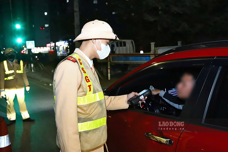 Lien tuc cac truong hop dieu khien xe oto duoc To cong tac yeu cau dung kiem tra, tuy nhien hon 2 tieng dong ho troi qua khong ghi nhan truong hop vi pham nao.