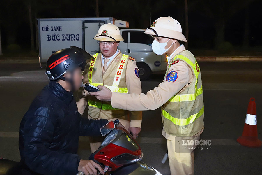 “Trong ca cong tac keo dai 4 tieng, chung toi chi phat hien 2 truong hop vi pham o muc thap. Day la tin hieu dang mung. Can Tet, cac cuoc lien hoan, tat nien se nhieu, de nghi nguoi dan chap hanh nghiem quy dinh da uong ruou bia, khong lai xe. Hay de nhung cuoc vui duoc tron ven“, dai dien To cong tac chia se.