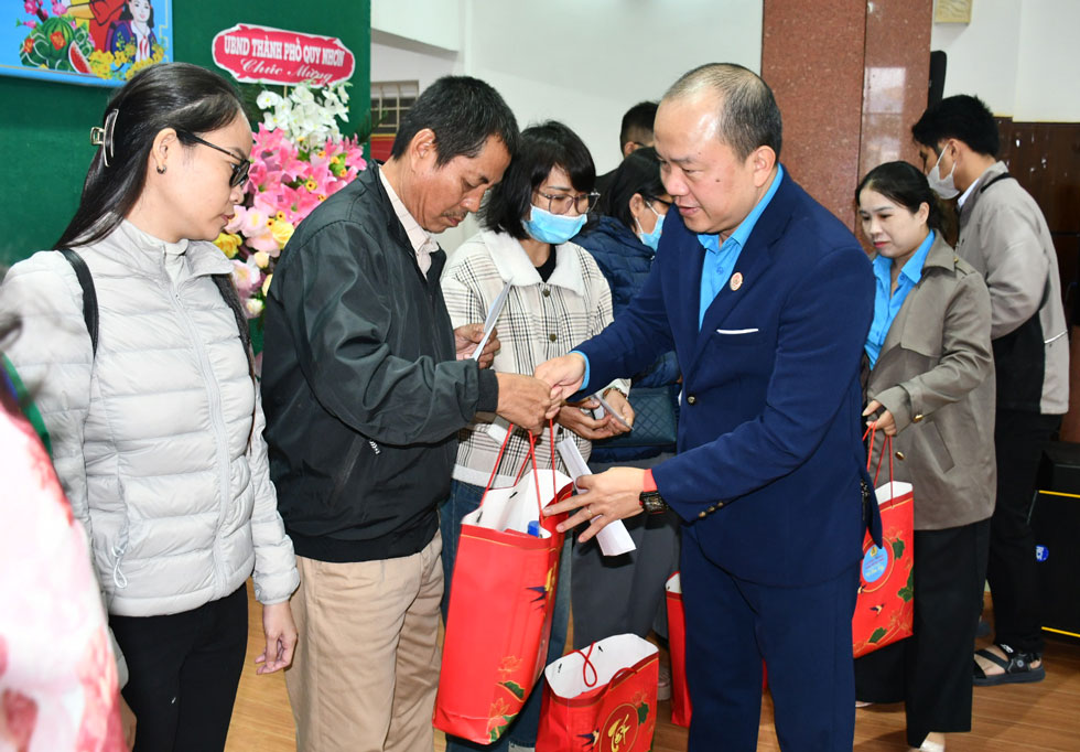 Vice President of Binh Dinh Provincial Labor Federation Le Tu Binh presents Tet gifts to union members and disadvantaged workers of Quy Nhon city. Photo: Xuan Nhan.