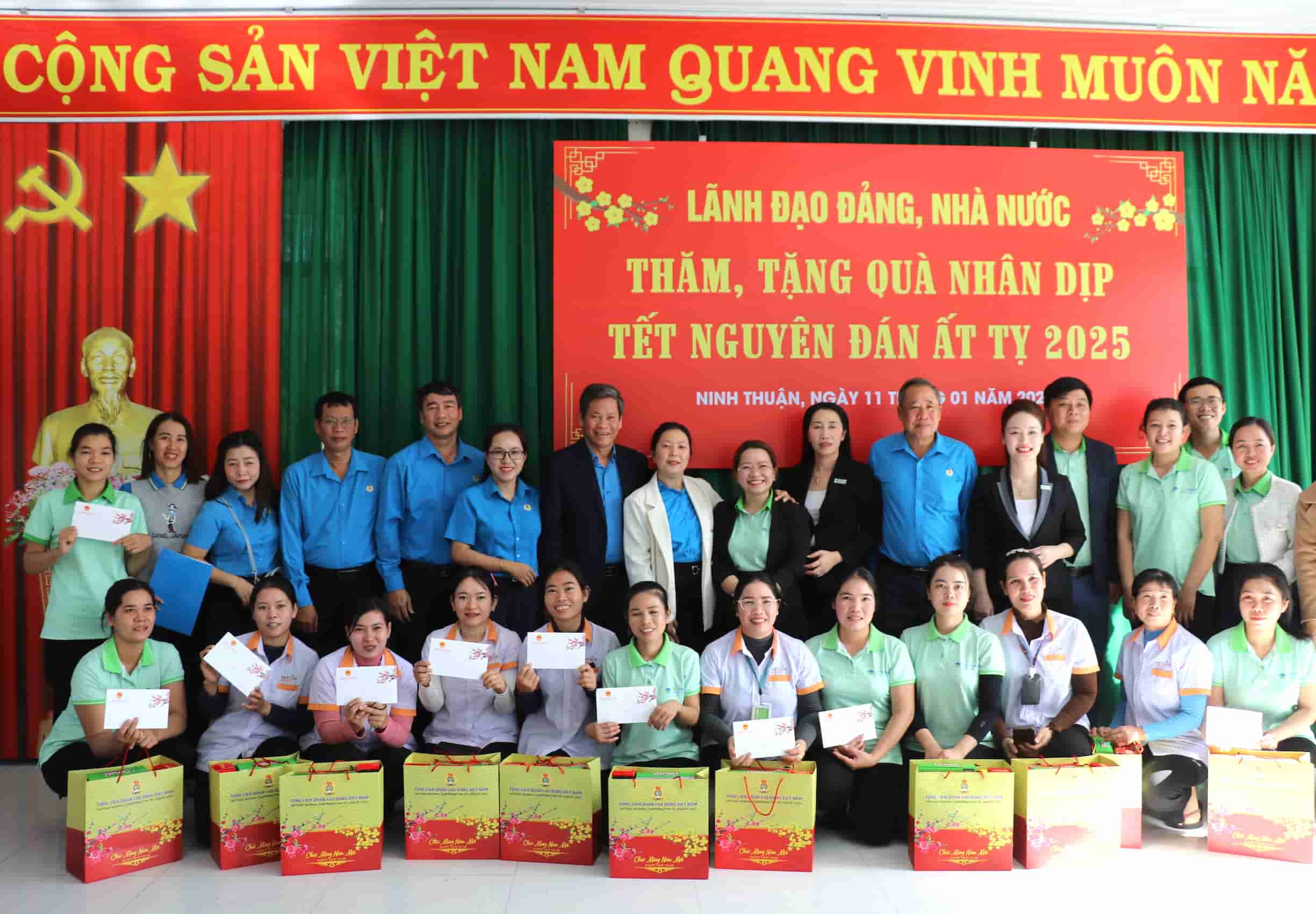 Lãnh đạo Tổng LĐLĐVN chụp ảnh lưu niệm cùng công nhân Ninh Thuận. Ảnh: Thanh Thúy