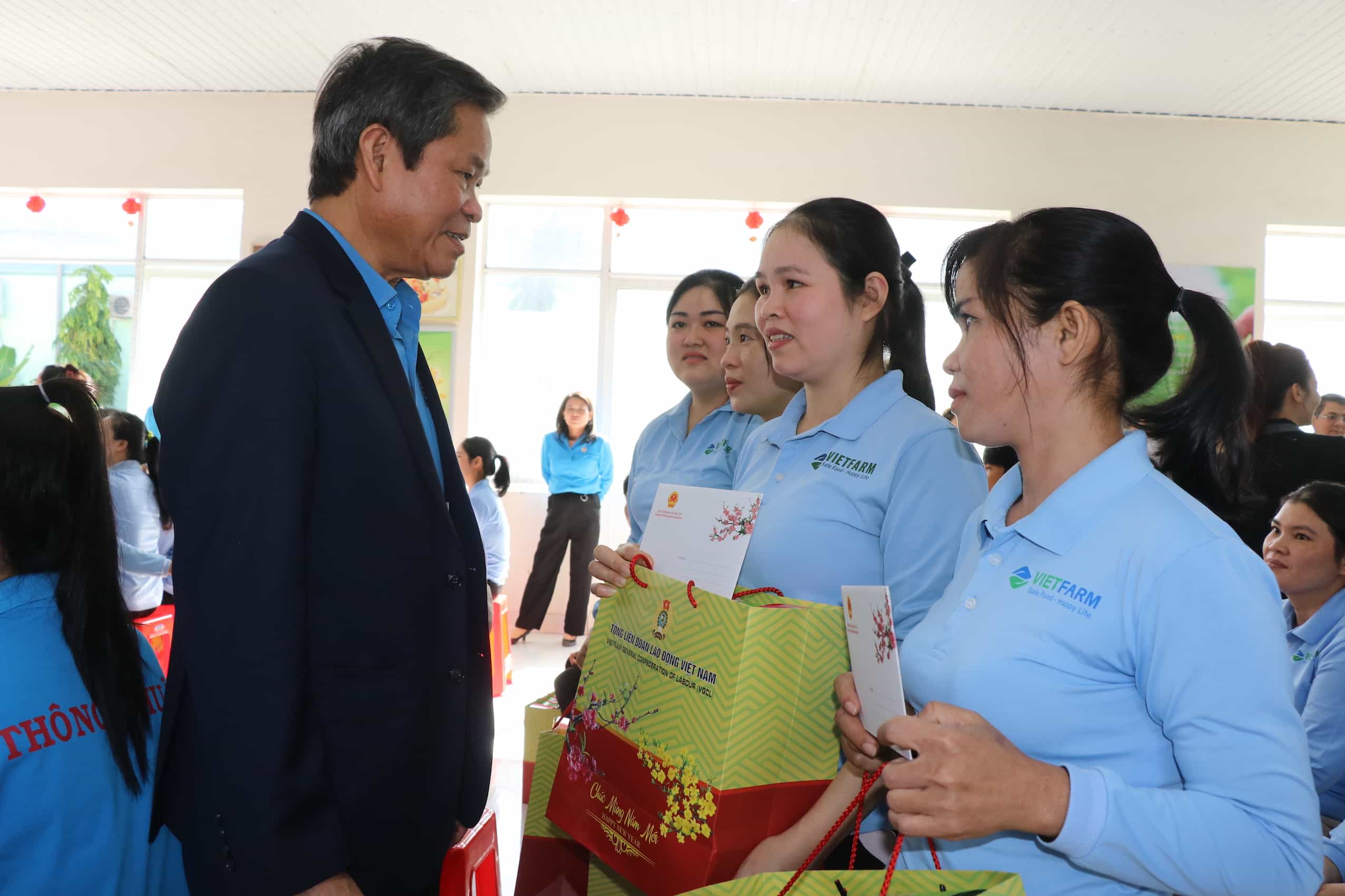 Vice President of the Vietnam General Confederation of Labor Huynh Thanh Xuan presents gifts to Ninh Thuan workers. Photo: Thanh Thuy
