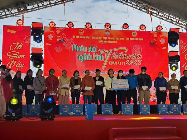 Ngu Hanh Son District, Da Nang City organizes the program "Love Market - Reunion Tet". Photo: Nguyen Linh
