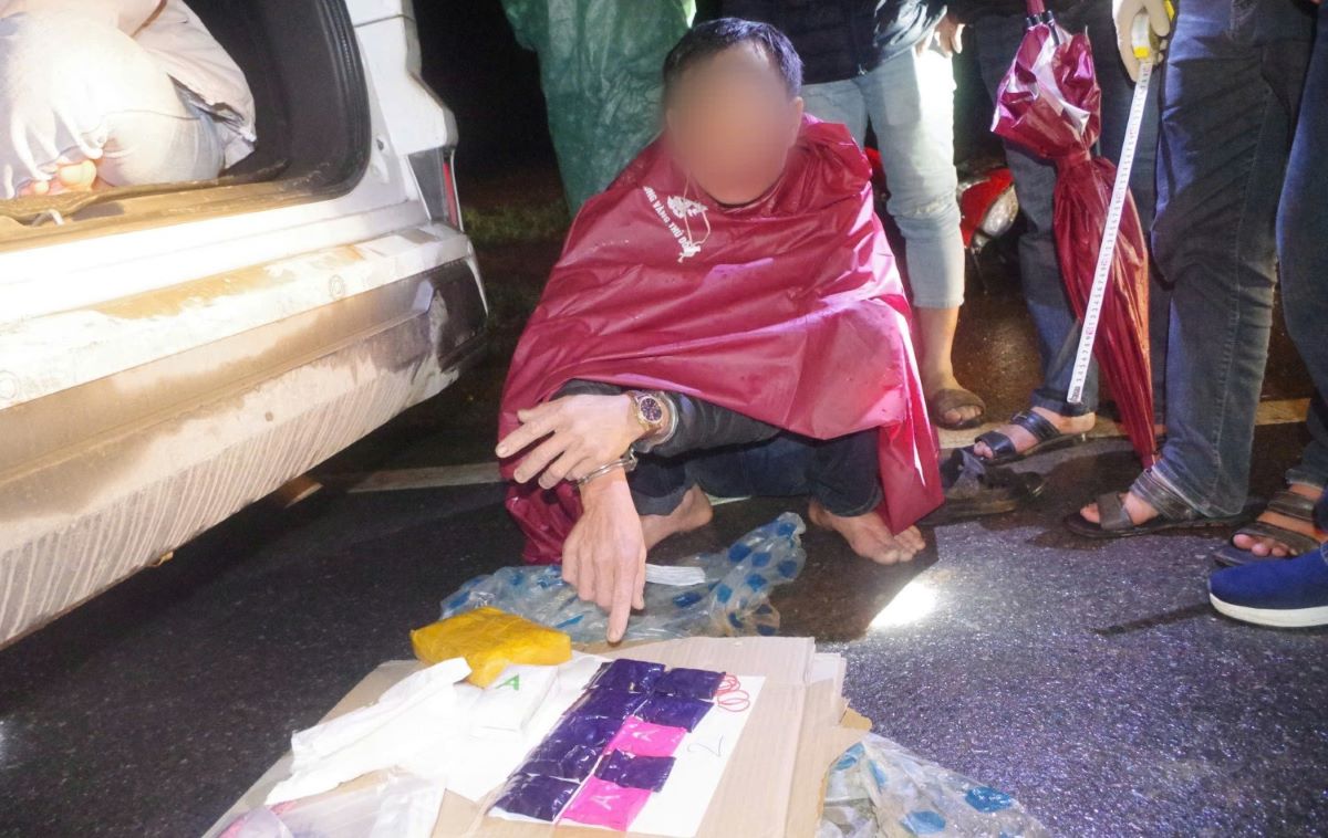 Đối tượng bị bắt giữ cùng tang vật ma túy. Ảnh: Công an Cam Lộ