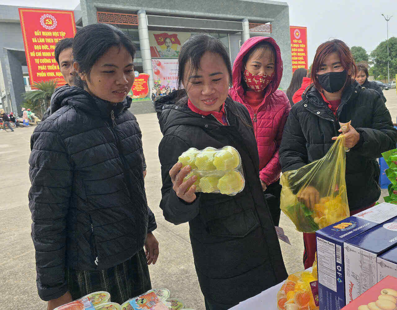 Đoàn viên, NLĐ tham gia mua hàng giá ưu đãi và đổi phiếu quà tặng. Ảnh: Nguyễn Trường