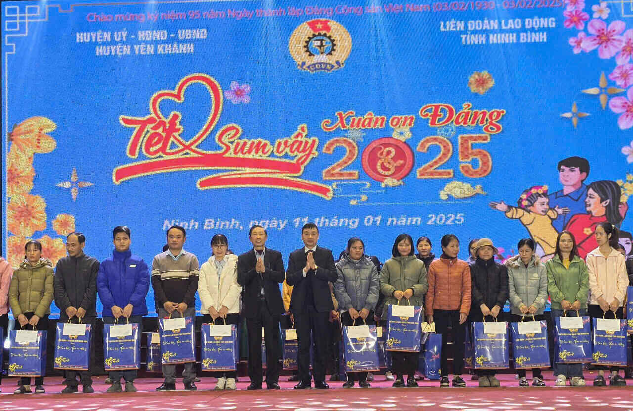 Representatives of the Ninh Binh Provincial Federation of Labor presented gifts to union members and workers at the 2025 Tet Reunion Program. Photo: Nguyen Truong