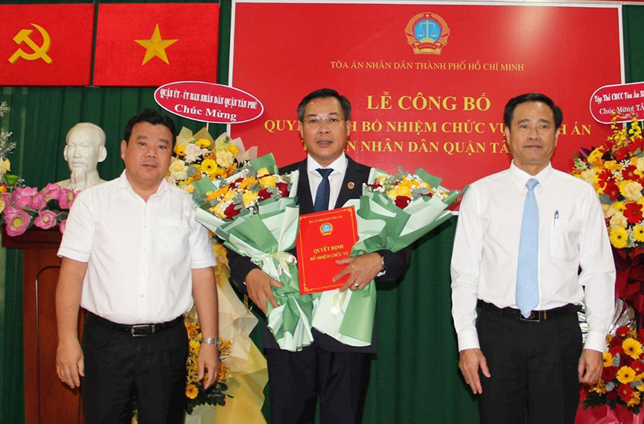 New Chief Justice of Tan Phu District People's Court - Pham Ngoc Duy received the appointment decision. Photo: Ho Chi Minh City People's Court