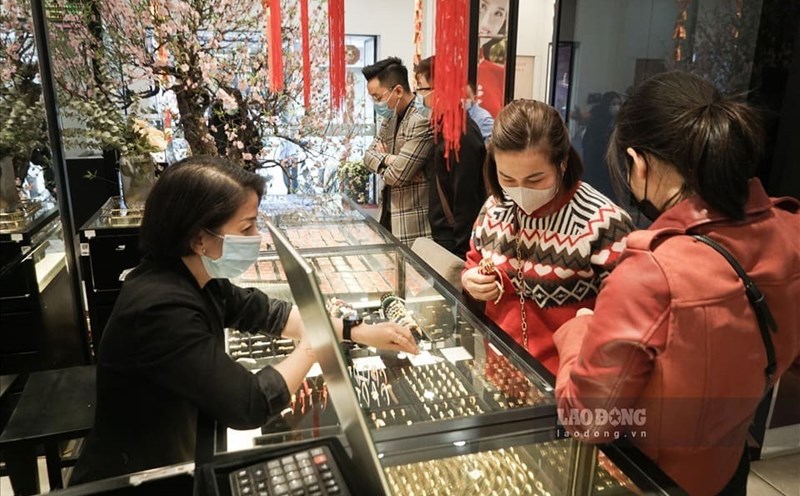 Gold prices increase sharply near Tet, should you invest?