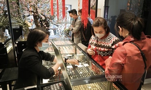 Giá vàng tăng mạnh sát Tết, có nên xuống tiền đầu tư?