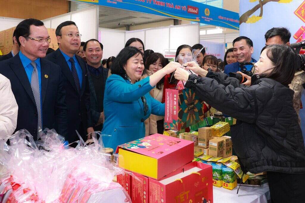 Politburo member, Secretary of the Hanoi Party Committee Bui Thi Minh Hoai and Party Central Committee member, President of the Vietnam General Confederation of Labor Nguyen Dinh Khang visited and shopped at the 2025 Trade Union Tet Market organized by the Hanoi City Confederation of Labor. Photo: Hai Nguyen
