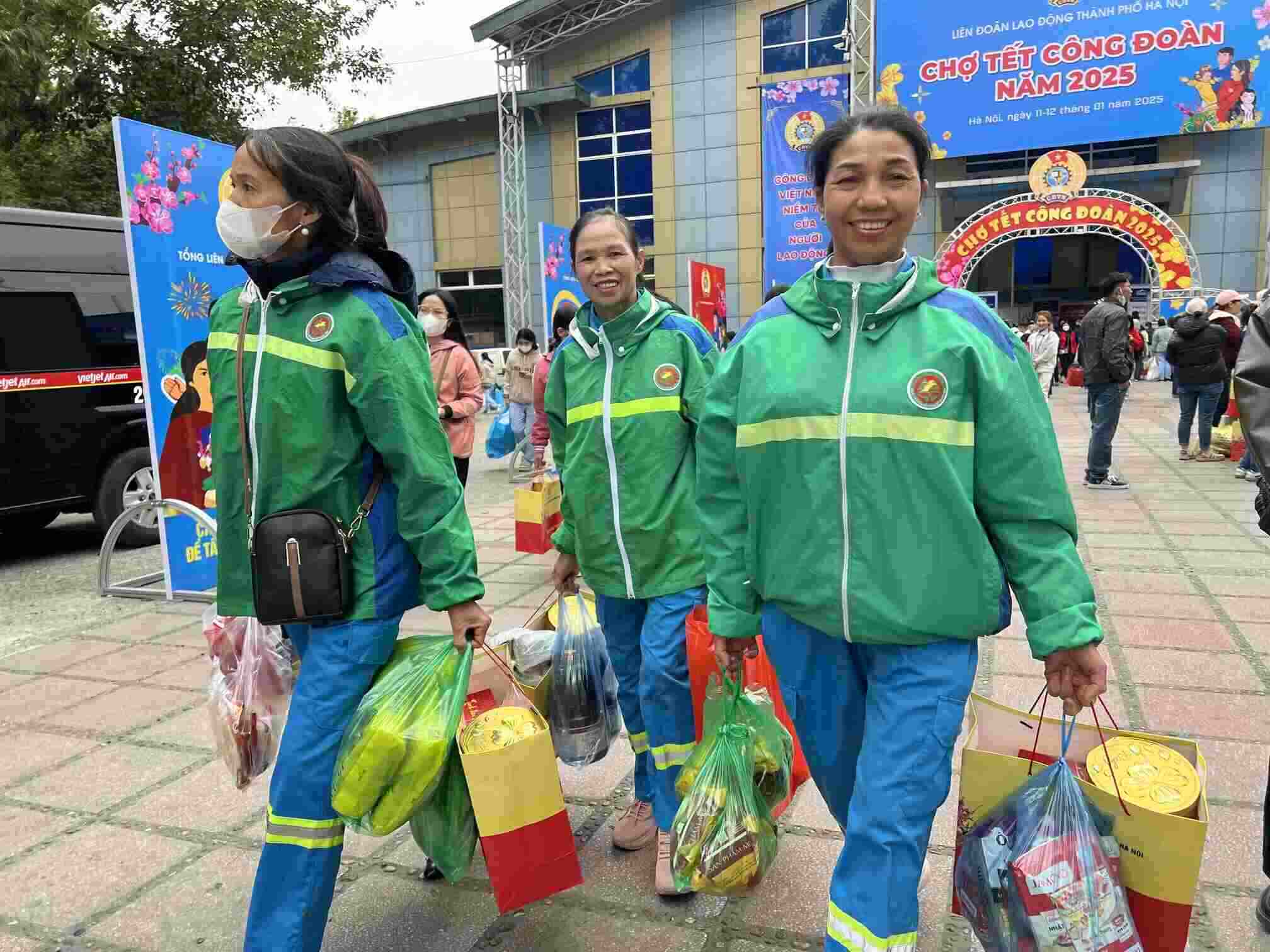 Nhóm chị em công nhân Công ty cổ phần môi trường đô thị Sóc Sơn mua sắm tại Chợ Tết Công đoàn. Ảnh: Kiều Vũ