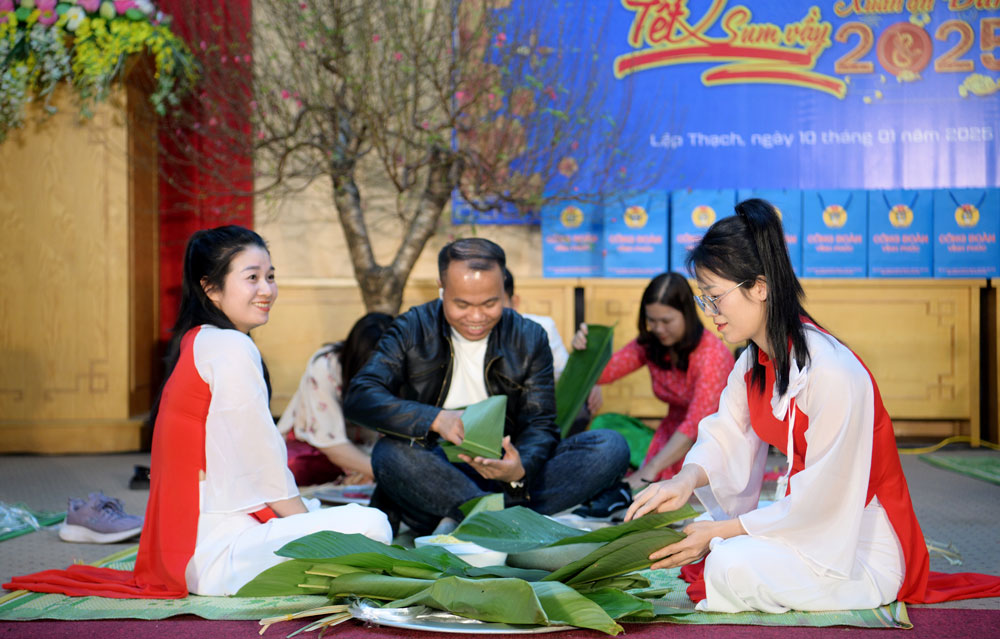 Các công đoàn cơ sở tham gia phần thi gói bánh chưng tại chương trình “Tết Sum vầy - Xuân ơn Đảng” năm 2025. Ảnh: LĐLĐ Vĩnh Phúc