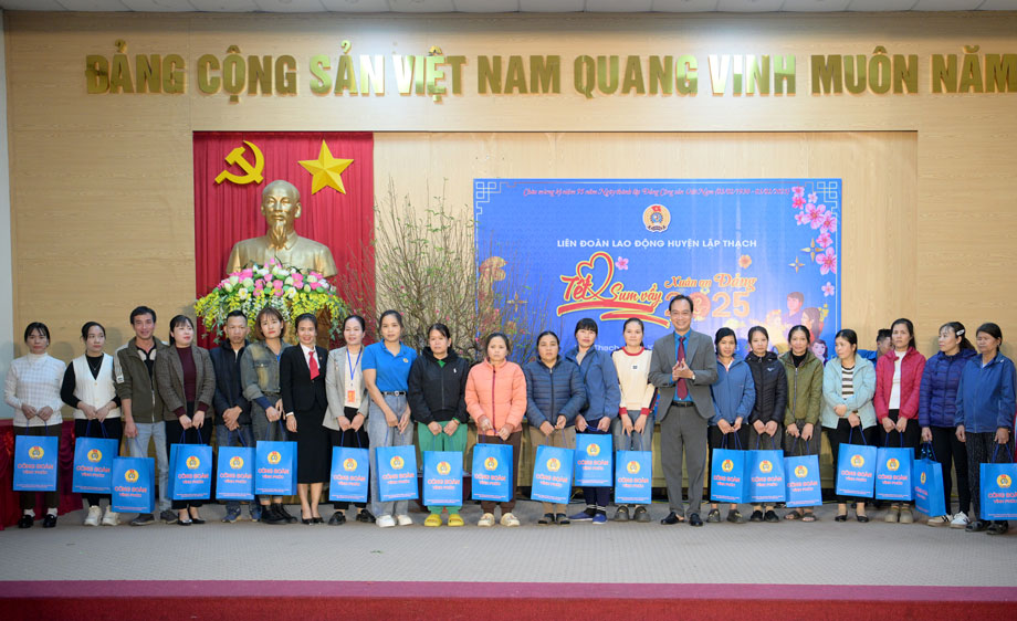 Giving gifts to workers, civil servants and laborers in difficult circumstances in Lap Thach district. Photo: Vinh Phuc Labor Federation