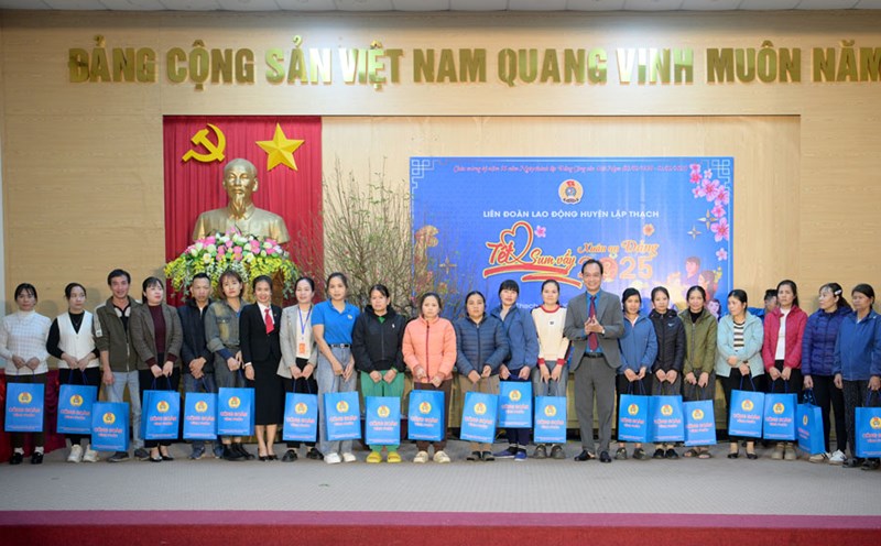 Giving gifts to workers, civil servants and laborers in difficult circumstances in Lap Thach district. Photo: Vinh Phuc Labor Federation