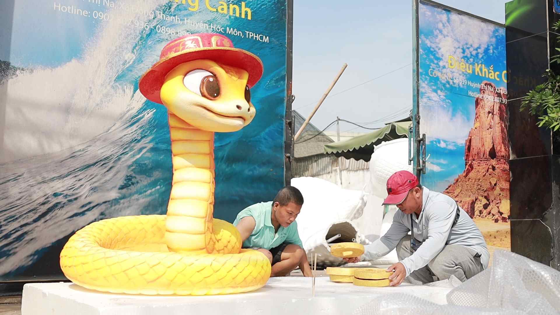 Snake mascot factory in Ho Chi Minh City "sprints" before Tet