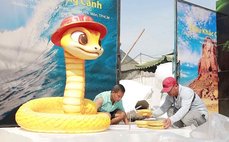 Snake mascot factory in Ho Chi Minh City "sprints" before Tet