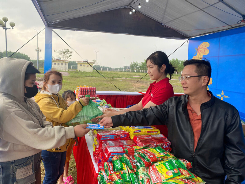Workers buy goods at preferential prices at the Trade Union Tet Market held at the Trade Union of Dung Quat Economic Zone and Industrial Parks in Quang Ngai province. Photo: Vien Nguyen