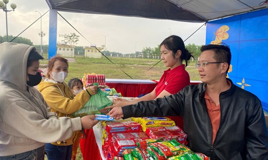 Công nhân mua hàng với giá ưu đãi tại Chợ Tết Công đoàn được tổ chức tại Công đoàn Khu kinh tế Dung Quất và các Khu công nghiệp tỉnh Quảng Ngãi. Ảnh: Viên Nguyễn