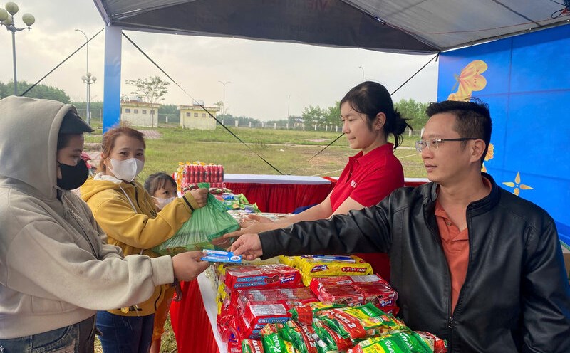 Workers buy goods at preferential prices at the Trade Union Tet Market held at the Trade Union of Dung Quat Economic Zone and Industrial Parks in Quang Ngai province. Photo: Vien Nguyen