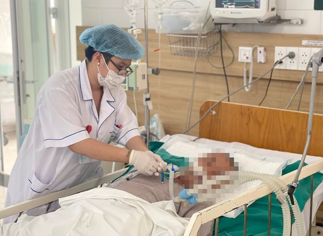 A doctor treats a case of alcohol poisoning at Bach Mai Hospital. Illustration photo: BVCC