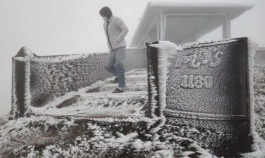 Băng giá xuất hiện tại đỉnh Mẫu Sơn vào đầu năm 2024 khi loạt đợt không khí lạnh tăng cường. Ảnh: Nguyễn Chuyển