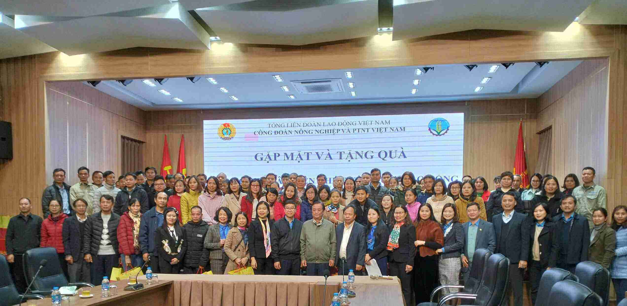 Minister Le Minh Hoan and leaders of the Vietnam Agricultural and Rural Development Trade Union presented Tet gifts to union members and workers in difficult circumstances in Thanh Tri area (Hanoi). Photo: Thao Van