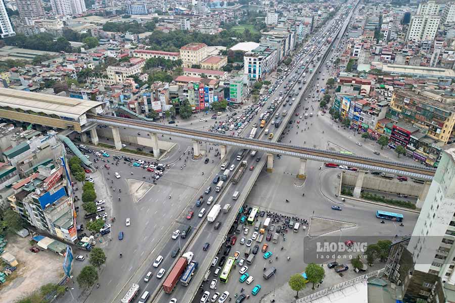 Nut giao Nguyen Trai - Nguyen Xien cung co luu luong phuong tien rat lon, dac biet huong Nguyen Xien ve nut giao.