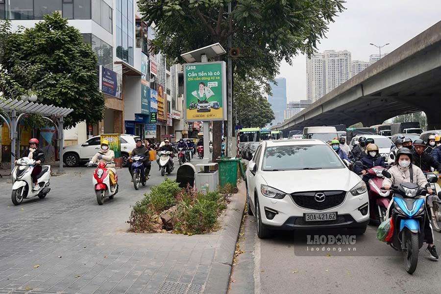 Duong Khuat Duy Tien un tac, nguoi dan di xe may da leo len via he de di. Hinh anh ghi nhan dau gio chieu nay (11.1).