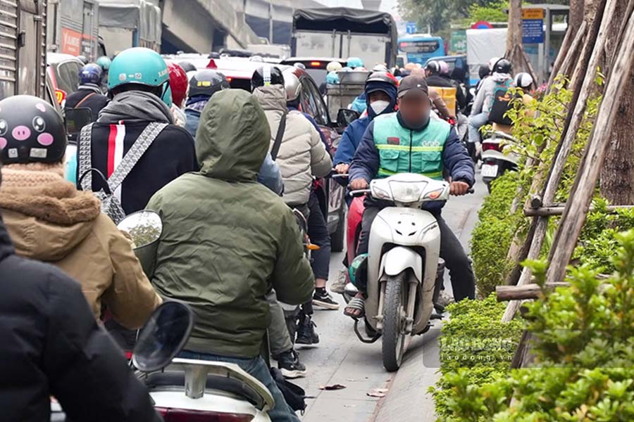 Ngoai ra, mot so nguoi dan co tinh di nguoc chieu cung gay ra xung dot giao thong.