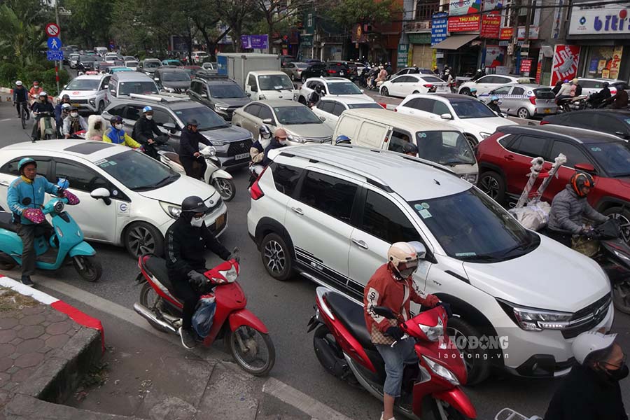 Xung dot giao thong tai nga ba cau Cong Moc - Lang. Vi tri nay thuong xuyen xay ra un tac giao thong, khong ke thoi gian nao trong ngay.