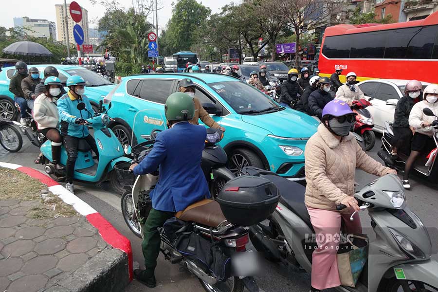 Nhung truong hop thieu y thuc, di nguoc chieu gay ra xung dot giao thong. Theo mot so nguoi dan hay di qua nut giao Lang - Yen Lang, tu khi den tin hieu giao thong tu huong Lang di Nga Tu So tai nut giao tren co dem giay, tinh trang un tac xay ra thuong xuyen hon. Truoc do vi tri nay cac phuong tien duoc di thang lien tuc, khong phai dung den do.