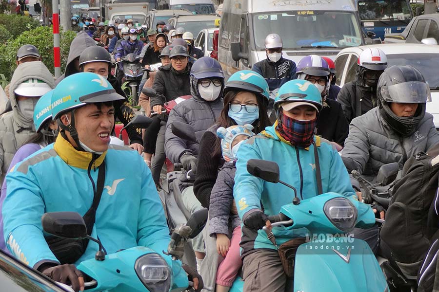 “Duong Ha Noi may ngay nay un tac thuong xuyen, gan nhu nam nao cung vay, cu den gan Tet la duong xa lai dong duc. Phai chap nhan chu cung khong biet phai lam sao“, anh Nguyen Long (Thanh Xuan, Ha Noi) chia se.