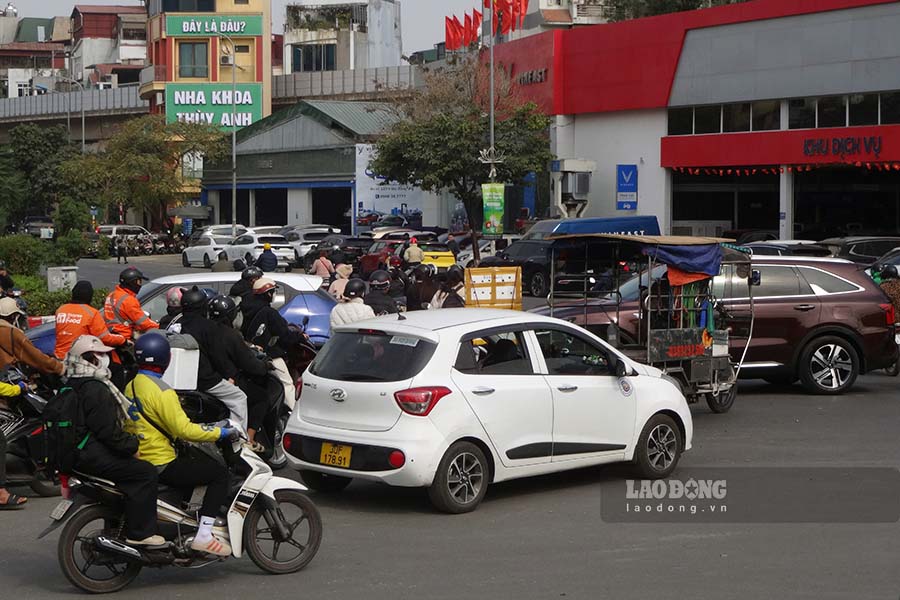 Dong phuong tien chua kip di qua nut giao Lang - Yen Lang khi den xanh da xung dot voi dong phuong tien o huong con lai. Day cung la nguyen nhan khien nut giao nay thuong xuyen xay ra un tac.